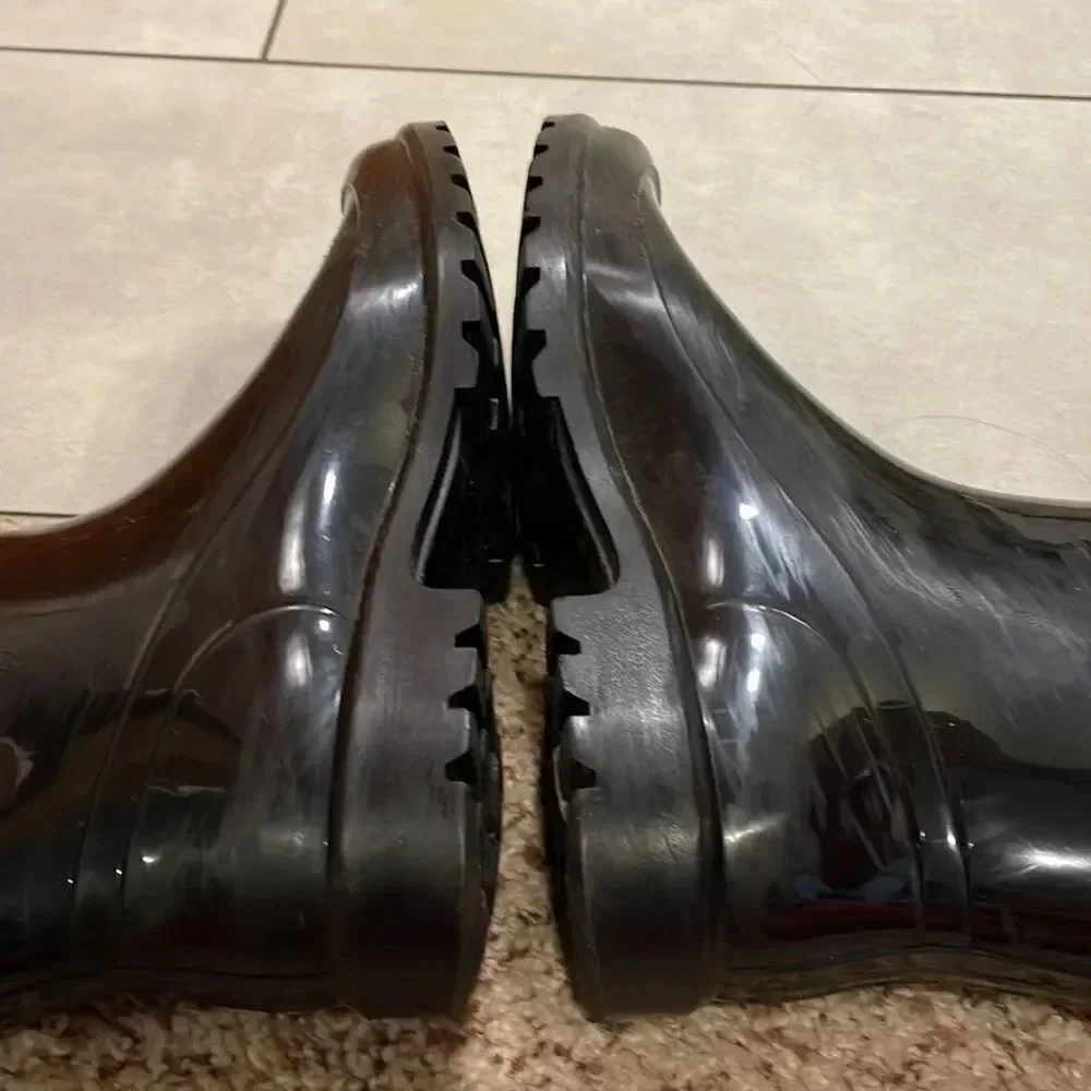 𝅺maxmara woman’s black shiny rain boots
